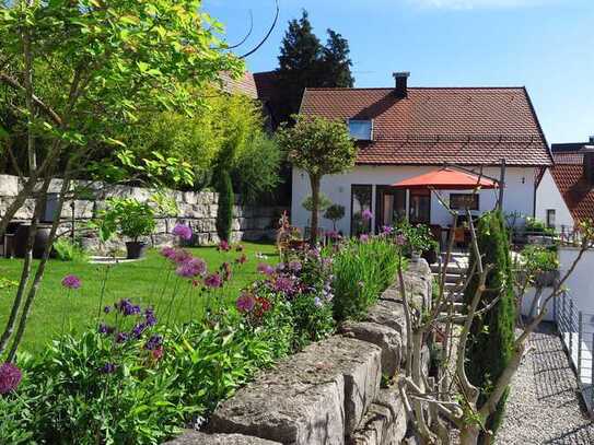 Sonniges, attraktives und sehr gepflegtes freistehendes Einfamilienhaus