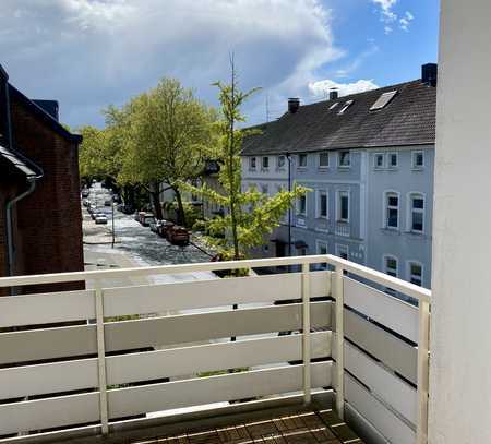 Neuwertige Wohnung mit zwei Zimmern sowie Balkon und EBK in Essen