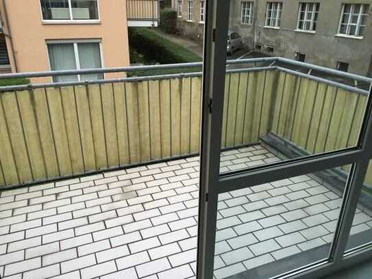 Großzügige 2-Zimmer mit Wannenbad, Balkon und Laminat in ruhiger Lage! SP mgl.