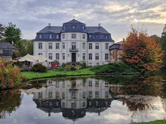 Freundliche und gepflegte 2-Raum-Wohnung mit gehobener Innenausstattung mit Balkon und EBK in Kerpen