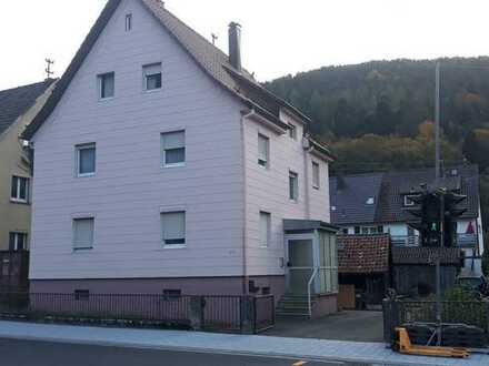 Modernisierte Hochparterre-Wohnung mit drei Zimmern und Einbauküche in Bad Wildbad / Calmb