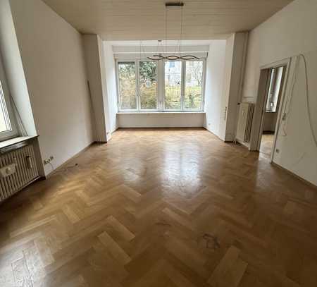 Altbauwohnung, zentral gelegen mit Terrasse und EBK