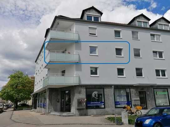 Gepflegte Wohnung mit drei Zimmern, Balkon, EBK und Garage in Augsburg Haunstetten