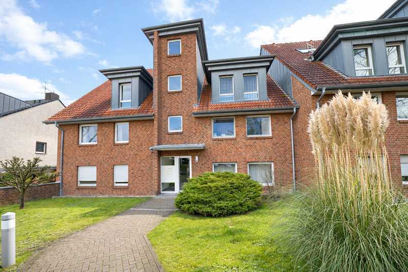 Praktisch geschnittene drei Zimmerwohnung mit Balkon und 2-Stellplätzen