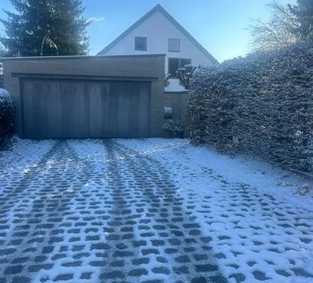 Großzügiges Einfamilienhaus in mehr als gehobener Ausstattung mit Doppelgarage und großem Garten