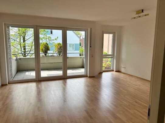 Zwei Zimmer, Sonnenbalkon, Parkett, Tiefgarage, Einbauküche