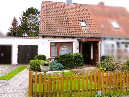 **GRÜN-OASE IN NEUSTADT/ HOLSTEIN** DHH in Stadtrandlage mit großem Garten und Garage!