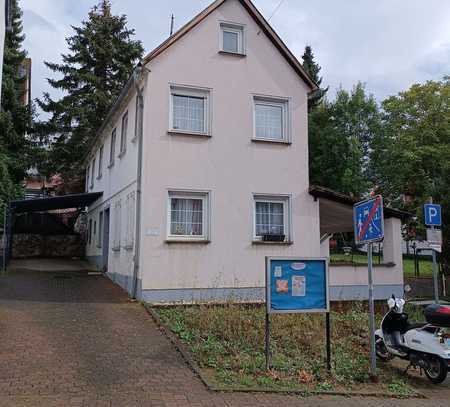 Rüstiges Haus mit zentraler Lage zum neu gestalten