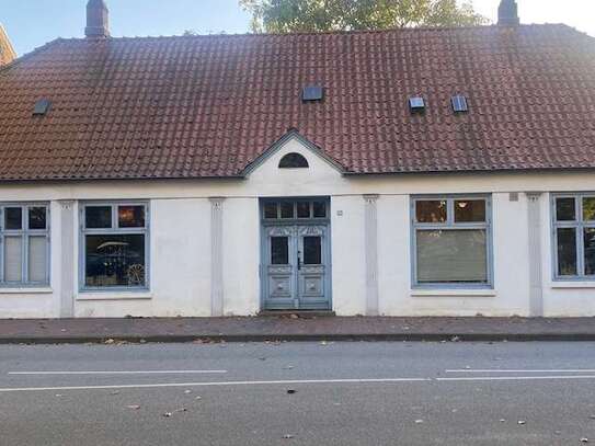 Itzehoe-Zentrum: Historisches Stadthaus mit viel Platz befristet zu vermieten