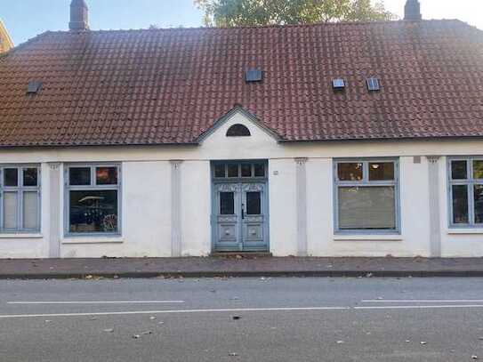 Itzehoe-Zentrum: Historisches Stadthaus mit viel Platz zu vermieten