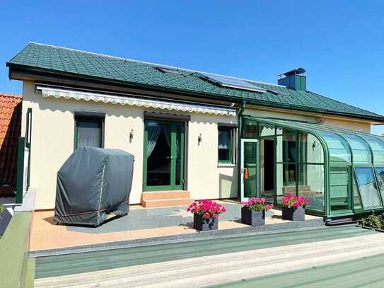 Leben und Arbeiten am Thüringer Wald: Stilvolles Einfamilienhaus mit sonniger Terrasse, Wintergar...