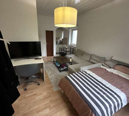 Wieder verfügbar, Stilvolle 1-Zimmer-Hochparterre-Wohnung in Frankfurt am Main ab 01.12.