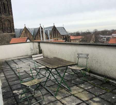 Helle, freundliche Dachgeschosswohnung mit Terrasse in der Innenstadt, WG geeignet