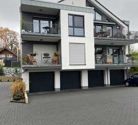 Neuwertige Dachgeschosswohnung mit Garage