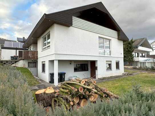 Exklusive, gepflegte 2,5-Zimmer-Terrassenwohnung mit Balkon und EBK in Herrenberg