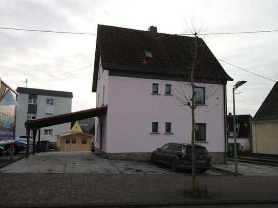 modernisierte 2 Zimmer Wohnung mit 2 Kfz-Stellplätzen und sep. Gartenhaus