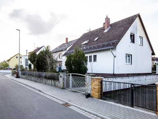 Charmantes Zweifamilienhaus in Raunheim: Raum für Familie und Kreativität