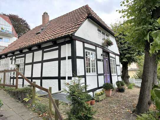 PURNHAGEN-IMMOBILIEN - Vegesack, charmantes Fachwerkhaus mit kleinem Grundstück in Hanglage