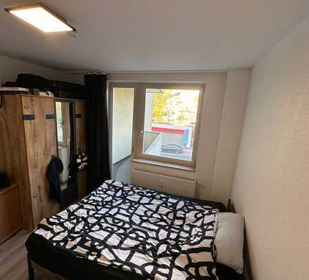 1 Mitbewohner für 2er-WG (16m² Zimmer mit 4m² Balkon)