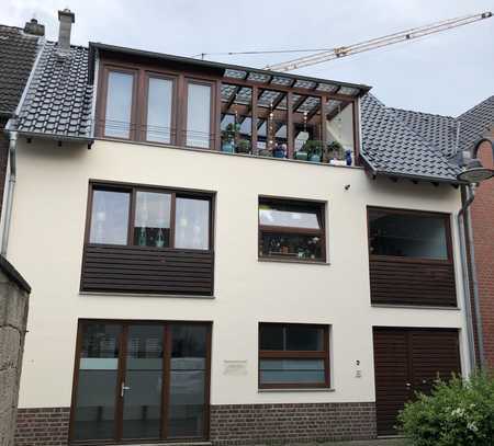 2-Zimmer-Dachgeschosswohnung mit Dachterrasse und EBK in zentraler ruhiger Lage von Lechenich