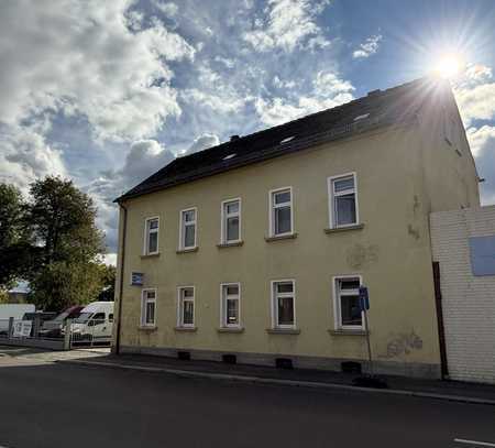 Mehrfamilienhaus mit Gewerbeeinheiten - Vielfältige Renditechance auf großzügigem Grundstück