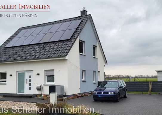 Modernes EFH mit Kamin, Photovoltaikanlage und Pool für kleine Familien