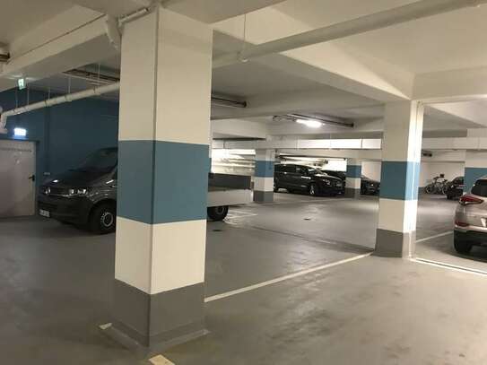 Tiefgaragenstellplatz in der Einkaufsstraße