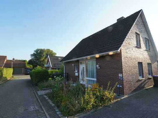 Freistehendes Einfamilienhaus mit grossem Garten und Garage in ruhiger Lage