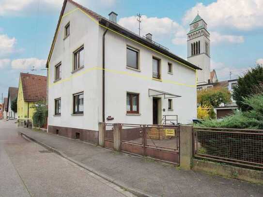 Sofort bezugsfreie, 3 Zimmer OG Wohnung + 1 ausgebautes DG Zimmer mit separatem WC, Garten + Garage