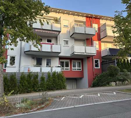 Schöne 3 Zimmer-Wohnung im 1.OG mit zwei Balkonen, TG-Stellplatz
und Stellplatz