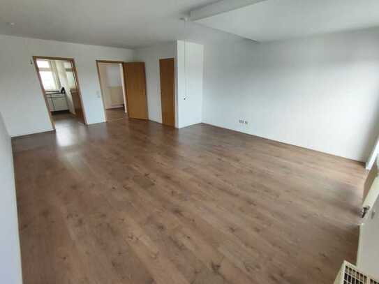 Sehr schöne 3-Zimmer-Maisonettewohnung mit offener Bauweise, 2 Balkone, TG-Stellplatz & Bühne