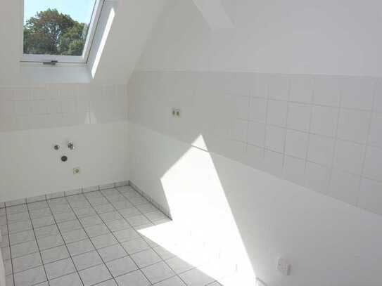! DG-Whg. / renoviert + Laminat / Bad mit Wanne + Fenster