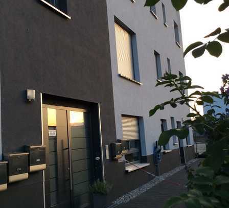 Gepflegte 3,5-Zimmer-Maisonette-Wohg mit Balkon und E-Tankstelle ab 1.3.25 für Wohn-Büro-Kombi