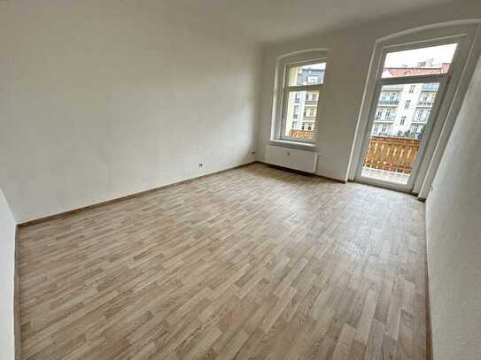 Großzügige, helle 3-Raumwohnung mit Wannenbad & großem Sonnenbalkon!