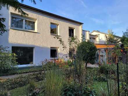 Liebhaberobjekt mit herrlich großem Garten in bester Wohnlage