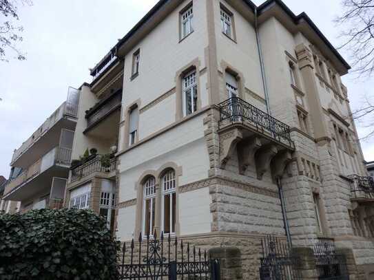 Stilvolle, sanierte 2-Zimmer-Wohnung mit Loggia und Einbauküche in Mannheim