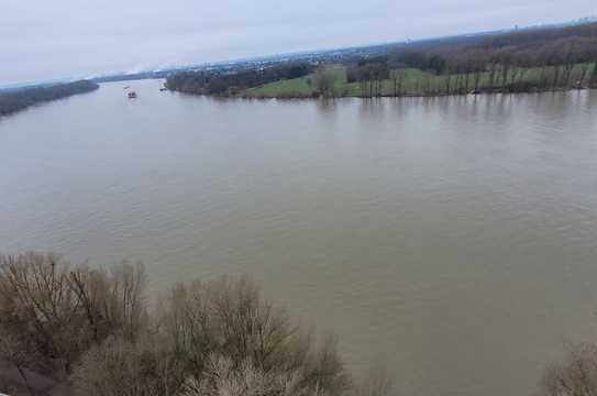 Erstbezug nach Sanierung mit Rheinblick, Schwimmbad, Sauna & Tiefgarage