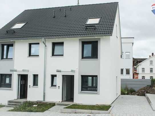 Neue DHH 
Erstbezug! 
Ca. 122m². 
Fußbodenheizung, Garten, Terrasse, 2 Stellplätze