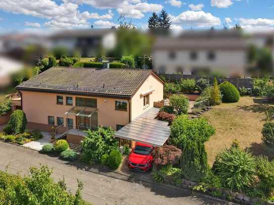 Freistehendes Einfamilienhaus mit großem Garten und Garage in ruhiger Wohnlage von Großglattbach