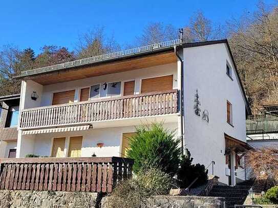 Geräumiges, freistehendes Einfamilienhaus in sonniger Südhanglage mit 2 Garagen.