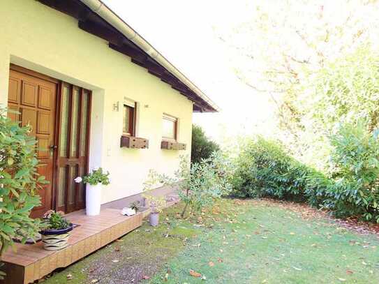 Attraktives Einfamilienhaus mit separater Einliegerwohnung und großzügigem, gepflegtem Garten.