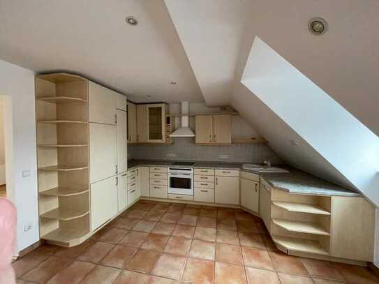 Gepflegte 4-Zimmer-Dachgeschosswohnung mit Einbauküche in Wernberg-Köblitz