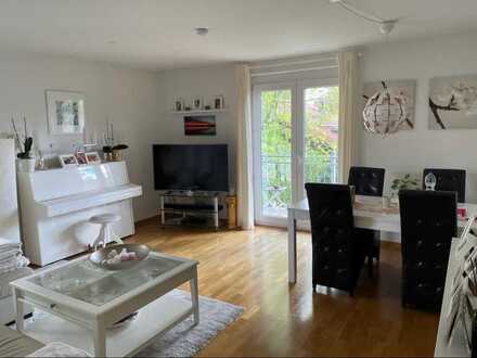 Geschmackvolle Wohnung mit zwei Zimmern sowie Balkon und Einbauküche in Starnberg