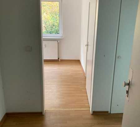 Für Selbstrenovierer: 2-Zimmerwohnung mit Balkon!