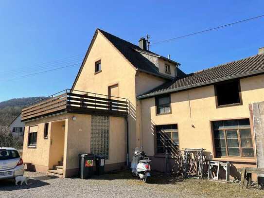 Großzügiges Einfamilienhaus mit Nebengebäude sowie großem Garten und Hofflächen