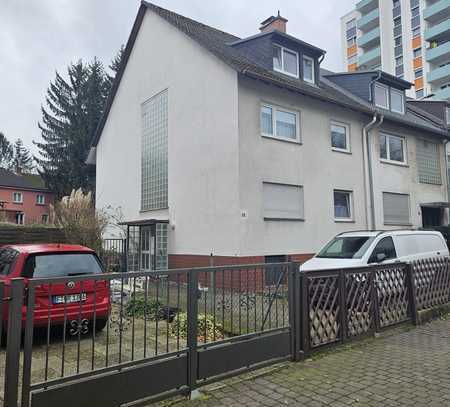 Geschmackvolle 3-Raum-DG-Wohnung mit Balkon in Frankfurt am Main-Hausen