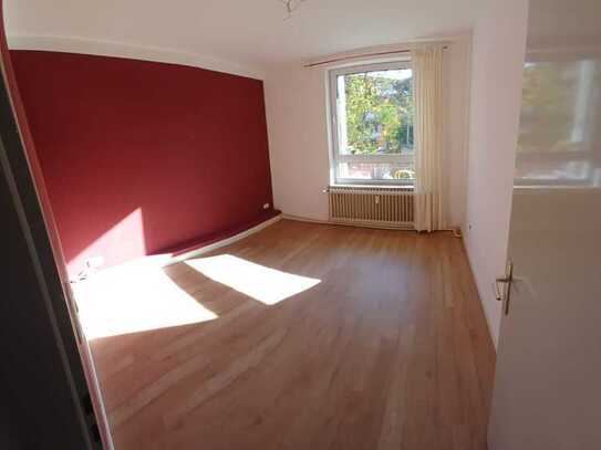 Gepflegte 2-Zimmer-Wohnung mit Balkon und Einbauküche in Kiel