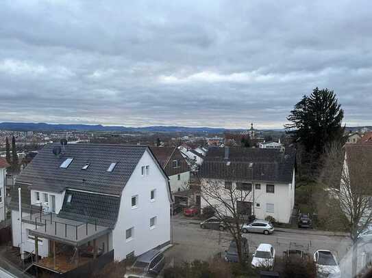 Stilvolle, gepflegte 4-Raum-Maisonette-Wohnung mit EBK in Köngen