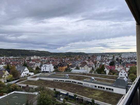 Geschmackvolle, möbilierte, gepflegte 3,5-Raum-Wohnung mit Balkon und Einbauküche in Leonberg