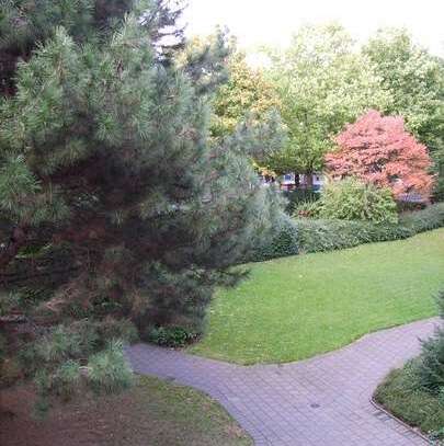 Sonnendurchflutete Wohnung mit drei Zimmern und Loggia in Neuss-Norf